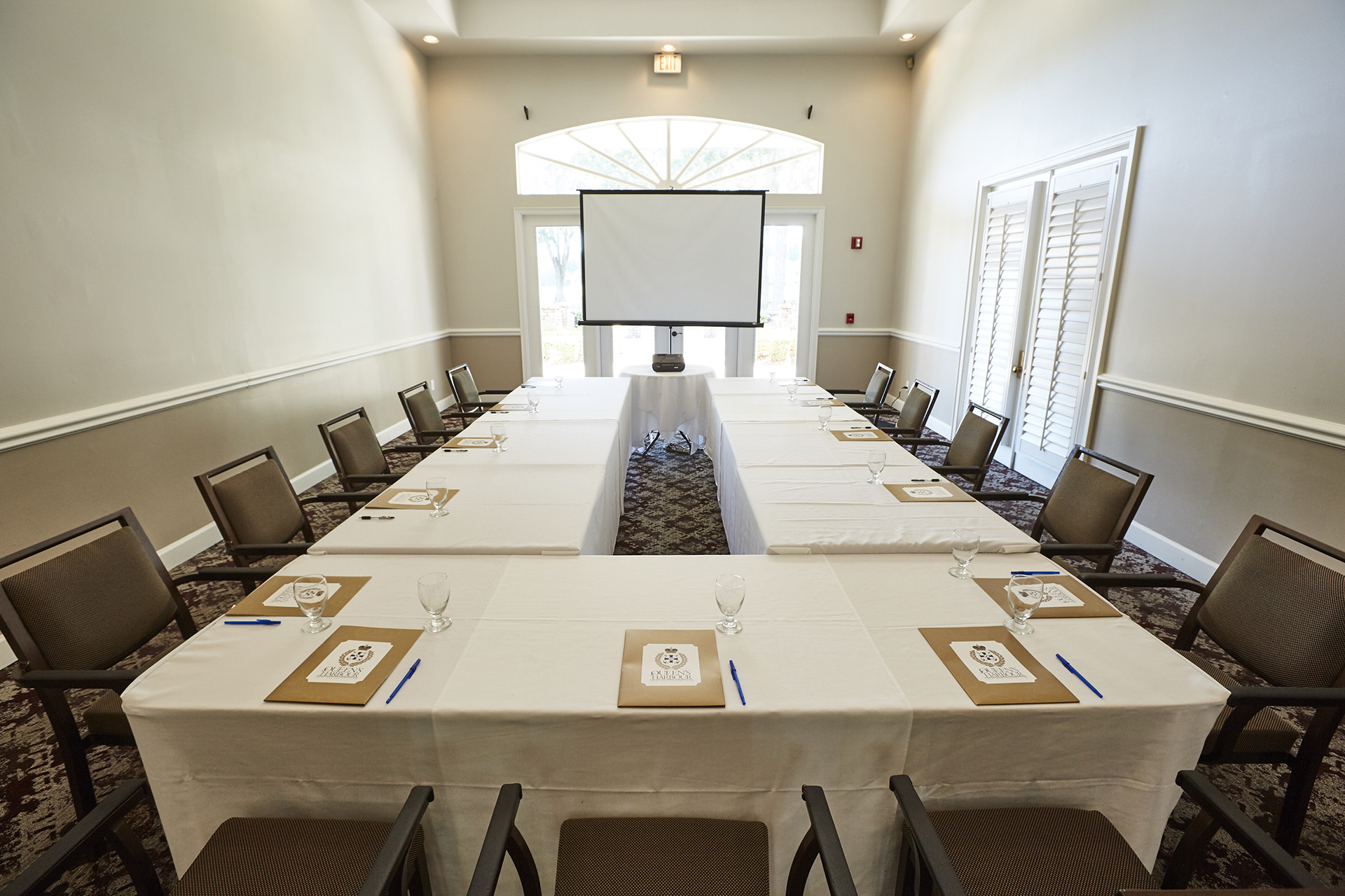 Queen's Harbour Yacht & Country Club - Meeting Room