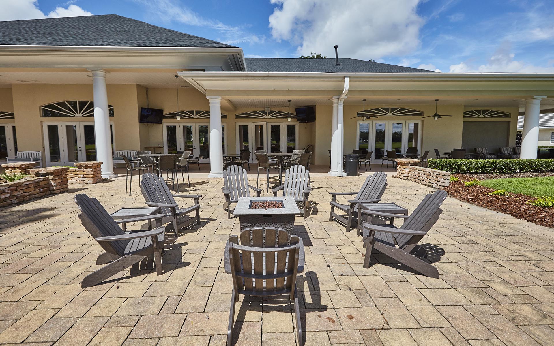 Queen's Harbour Yacht & Country Club - Patio